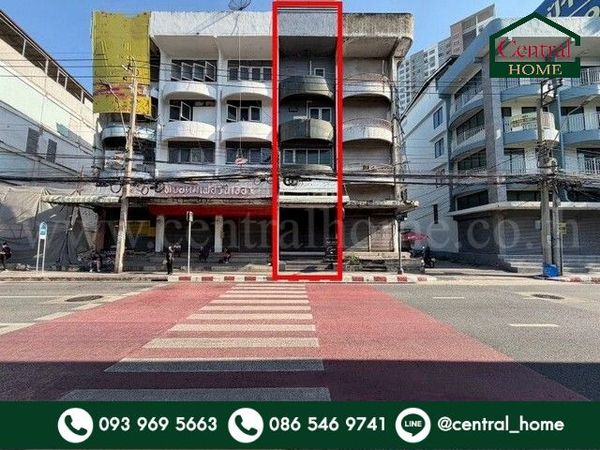 Commercial building for rent, next to Ngamwongwan Road, good location.