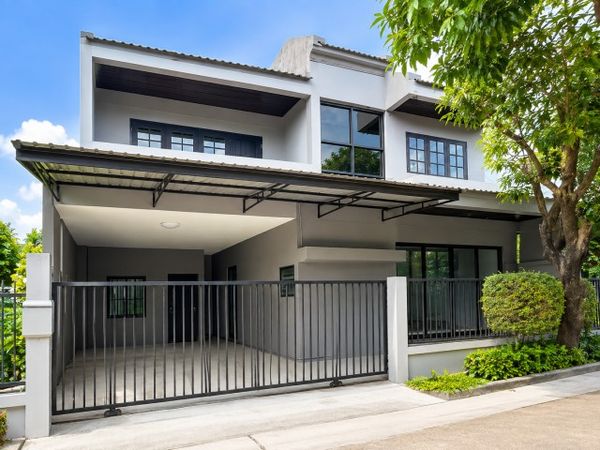 Phaholyothin 49-57 Two Story Townhome 3Beds 3Baths 24,998B-M. BTS WatPhrasi 650m. and Wat Phra Si Mahathat 450 m. Land area 33 sq.wa. Usable area 160 sq.m. near MRT 11th Infantry Regiment only 326 m. Prime location on Phahonyothin Road, suitable for resid