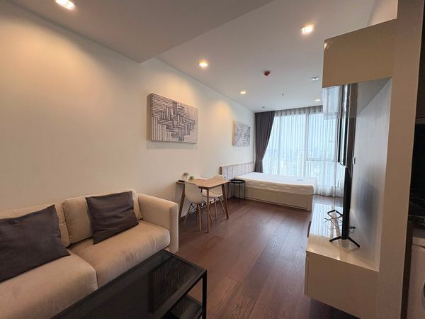 ห้องสตูดิโอ ขนาดพื้นที่ 29.69 sqm ที่มีพื้นที่กว้างน่าอยู่ และ ห้องว่างพร้อมย้ายเข้าทันที่ ตัวคอนโดห่างจาก BTS เพียง 30 เมตรเท่านั้น 