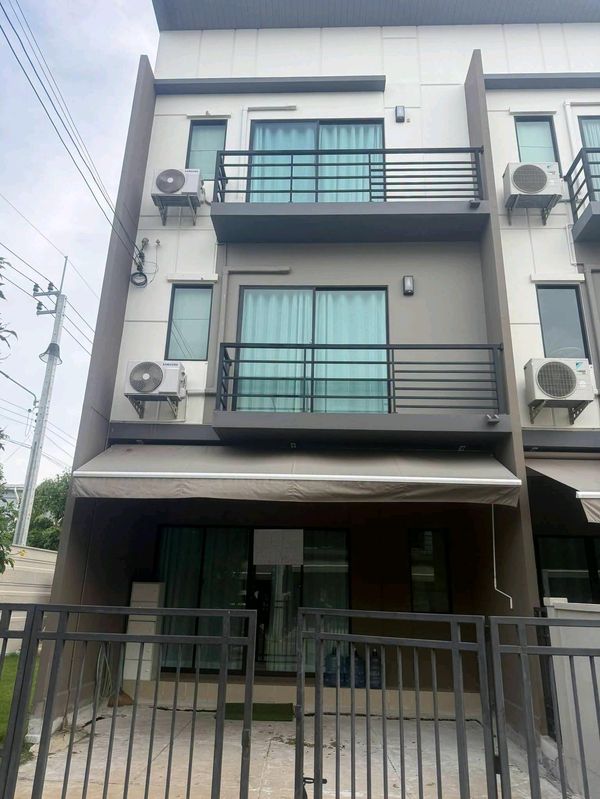 Baan Klangmuang Srinakarin Onnut