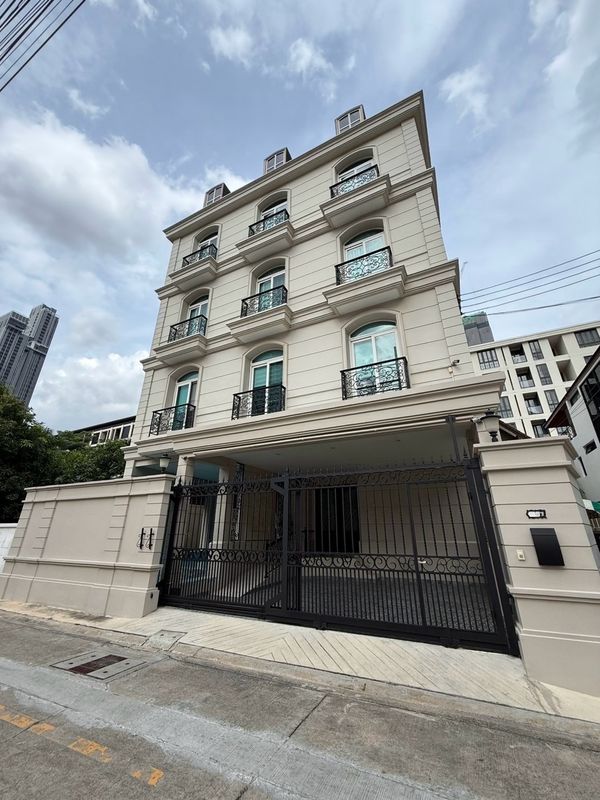 ✨🏡 Luxury Residence for Sale in Sukhumvit 61 with Private Pool &amp; Elevator Prime Sukhumvit 61 location near BTS Ekkamai, BTS Thonglor, Gateway Ekkamai and leading lifestyle destinations✨