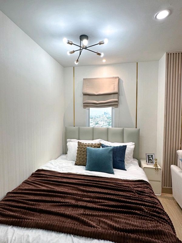 Corner room, Rare Unit, view on 2 sides, ready to move in, next to MRT Bang Son.