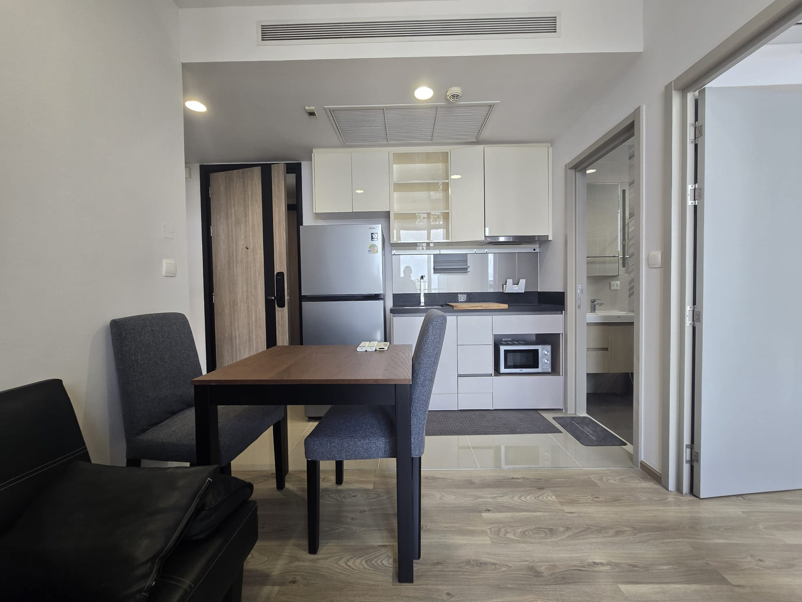 The key is in our hands And we take care of this room ourselves — it's available and ready to move in immediately.