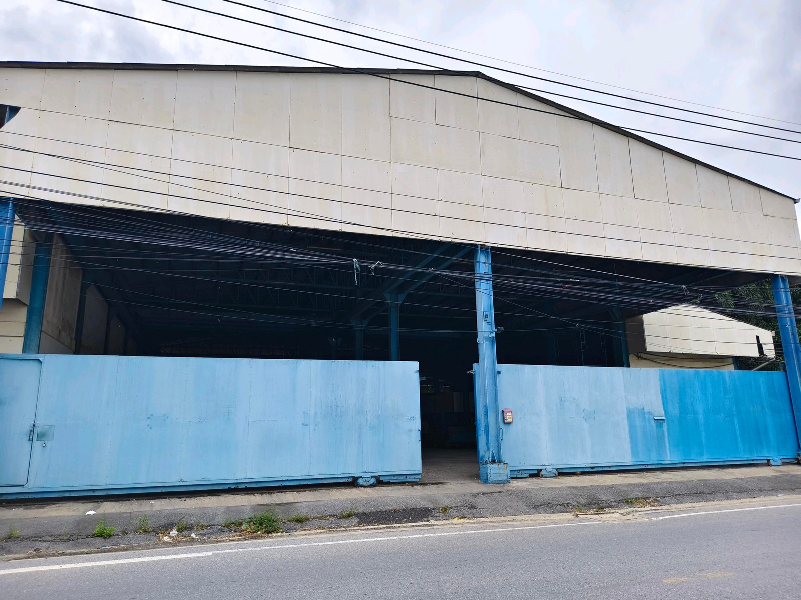 🚨 20.5 ล้าน! ได้ทั้งที่ดิน 1 ไร่ + โรงงาน 1,200 ตร.ม. ติดถนนเมนซอยไทยประกัน — จากถนนใหญ่แค่ 800 เมตร!
