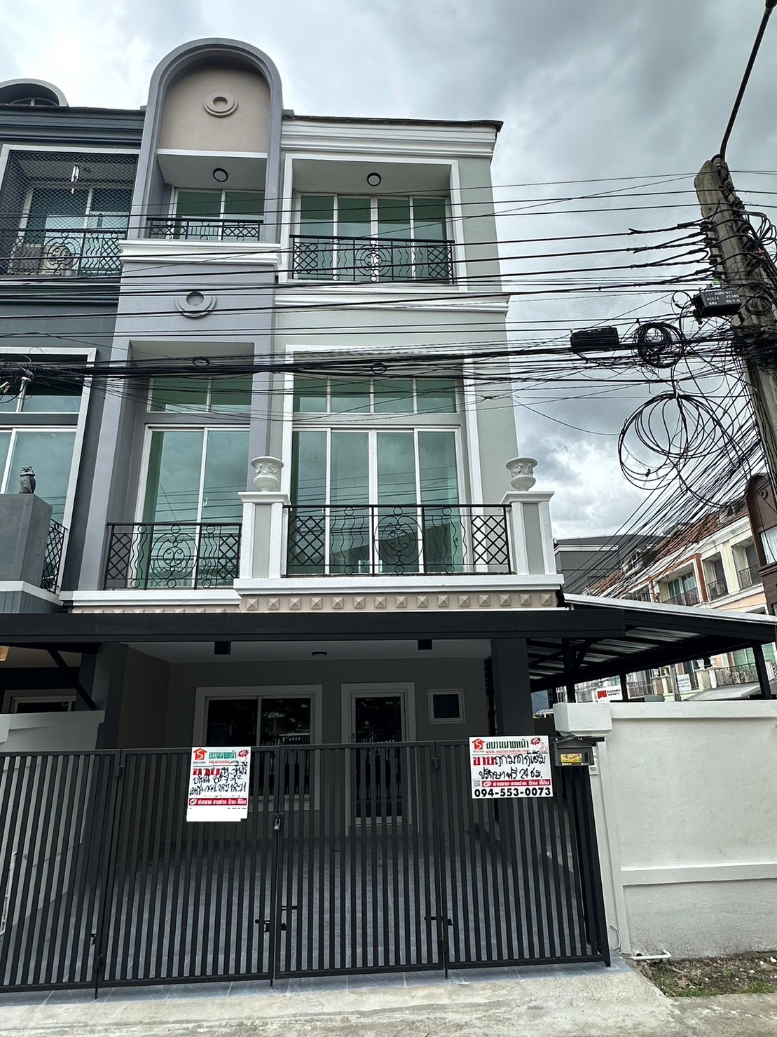 For rent, 3-story townhome, corner of Neo Classic Home Village, next to Ramintra Road. Walk to the skytrain just 80 meters.