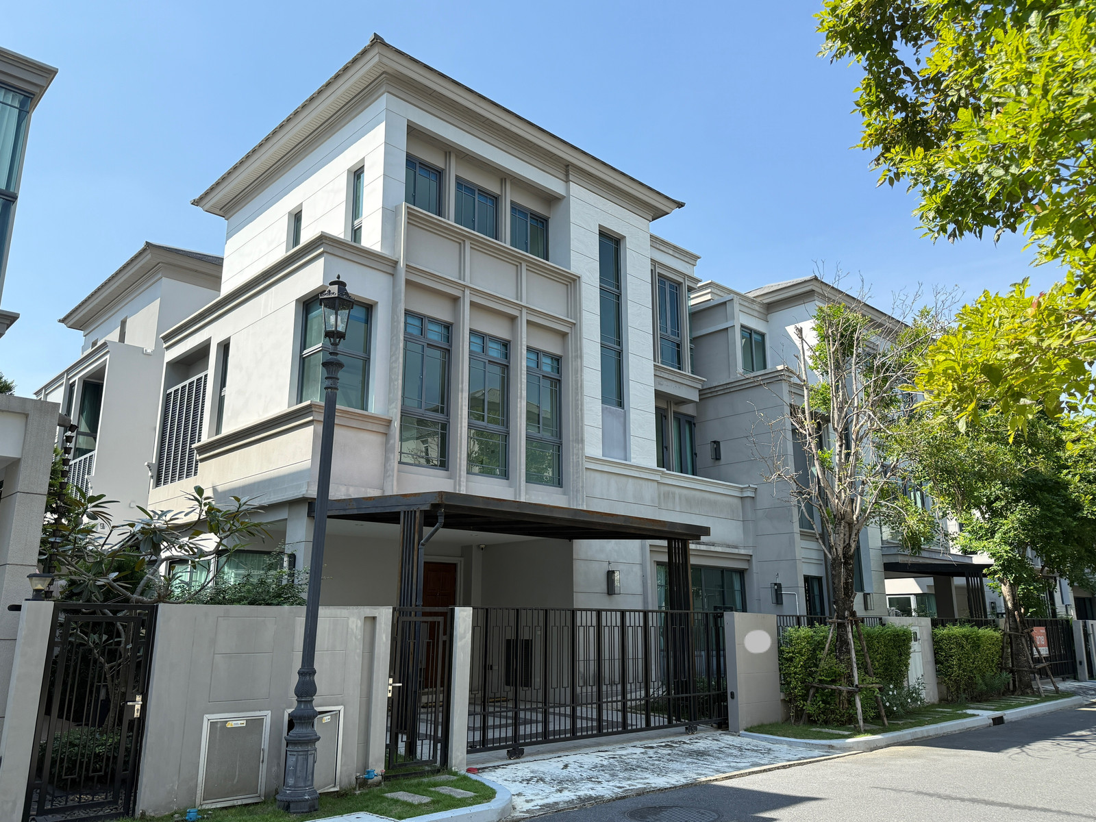 For sale: 3-storey detached house, The SONNE Srinakarin-Bangna, house in good condition, ready to move in. For sale: 3-storey detached house, The SONNE Srinakarin-Bangna, house in good condition, ready to move in.