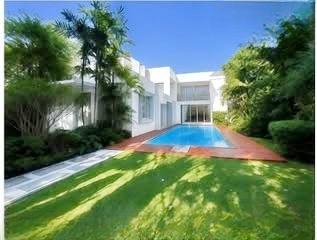 1 Rai 1600sqm Bangkok Hospital 500 m. 4-5bed 4bath pool villa for rent Ekamai Rama9 KhlongTan with study room 400sq.m. living area 169,998 baht/month land plot near Bangkok Plaza 280 m. andprivate swimming pool large garden peaceful atmosph