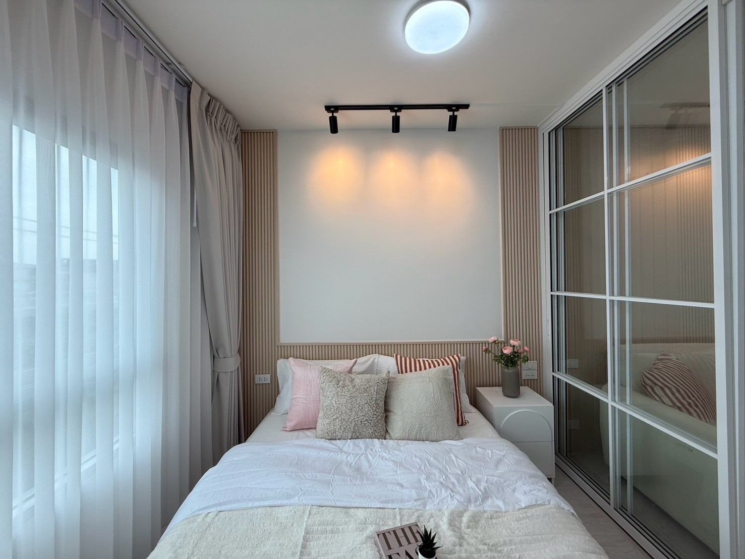 Beautiful condo in Lat Phrao area, fully furnished, ready to move in. The price is very good. Beautiful condo in Lat Phrao area, fully furnished, ready to move in. The price is very good.