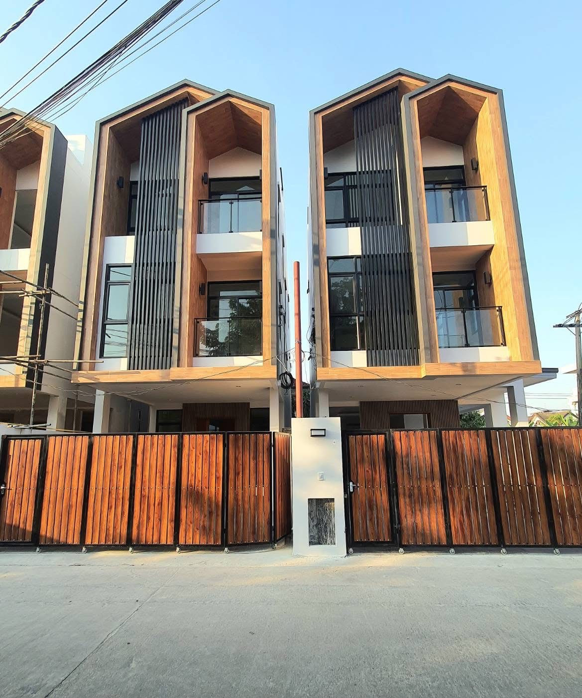 Large detached house in the heart of the city! Close to MRT, only 800m, with private rooftop garden 🌿 Prime location Ratchada-Rama 9, Sutthisan-Huai Khwang, starting at 8.95 million baht. Large detached house in the heart of the city! Close to MRT, only 800m, with private rooftop garden 🌿 Prime location Ratchada-Rama 9, Sutthisan-Huai Khwang, starting at 8.95 million baht.