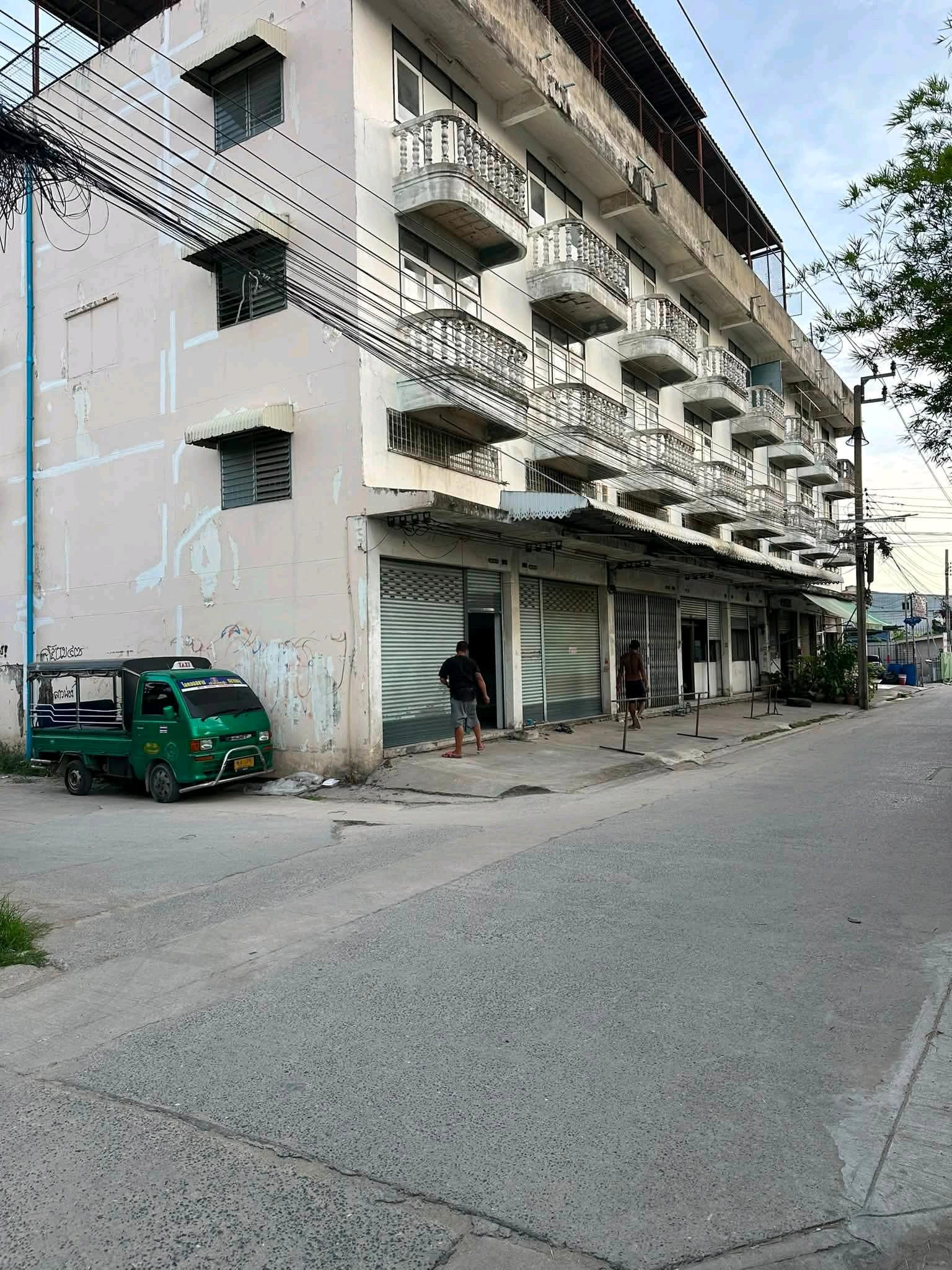 Building for rent, 5 units connected to each other, with parking in front. There is a goods lift. With free space at the back Building usable area is approximately 1,300 sq m., rear area is approximately 180–200 sq m (720–800 sq m). Total building area an Building for rent, 5 units connected to each other, with parking in front. There is a goods lift. With free space at the back Building usable area is approximately 1,300 sq m., rear area is approximately 180–200 sq m (720–800 sq m). Total building area an