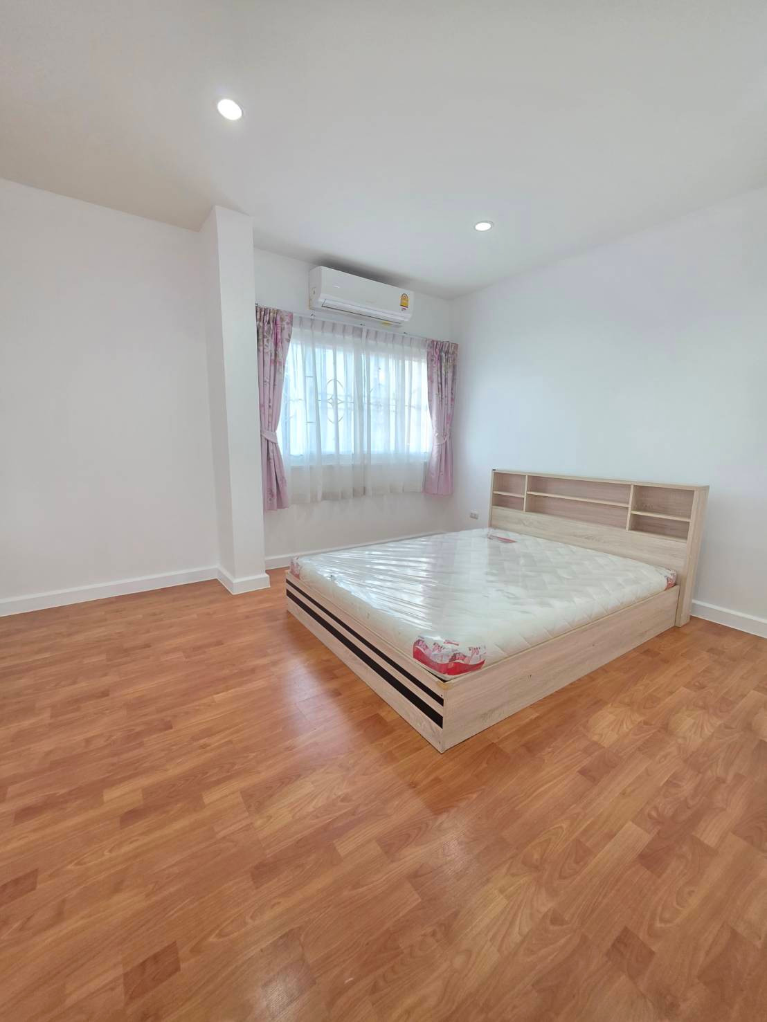 Empty house for rent, 2-story townhome, near BTS Sri Udom and Sri Iam stations (renovated, freshly painted) Empty house for rent, 2-story townhome, near BTS Sri Udom and Sri Iam stations (renovated, freshly painted)