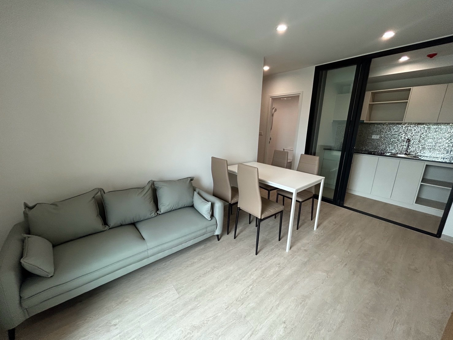 🌟 ให้เช่าคอนโดหรูทำเลทอง Thana Astra Sathorn-Chan แบบ 1 และ 2 ห้องนอน ใกล้สาทรเพียง 10 นาที! 🌟 