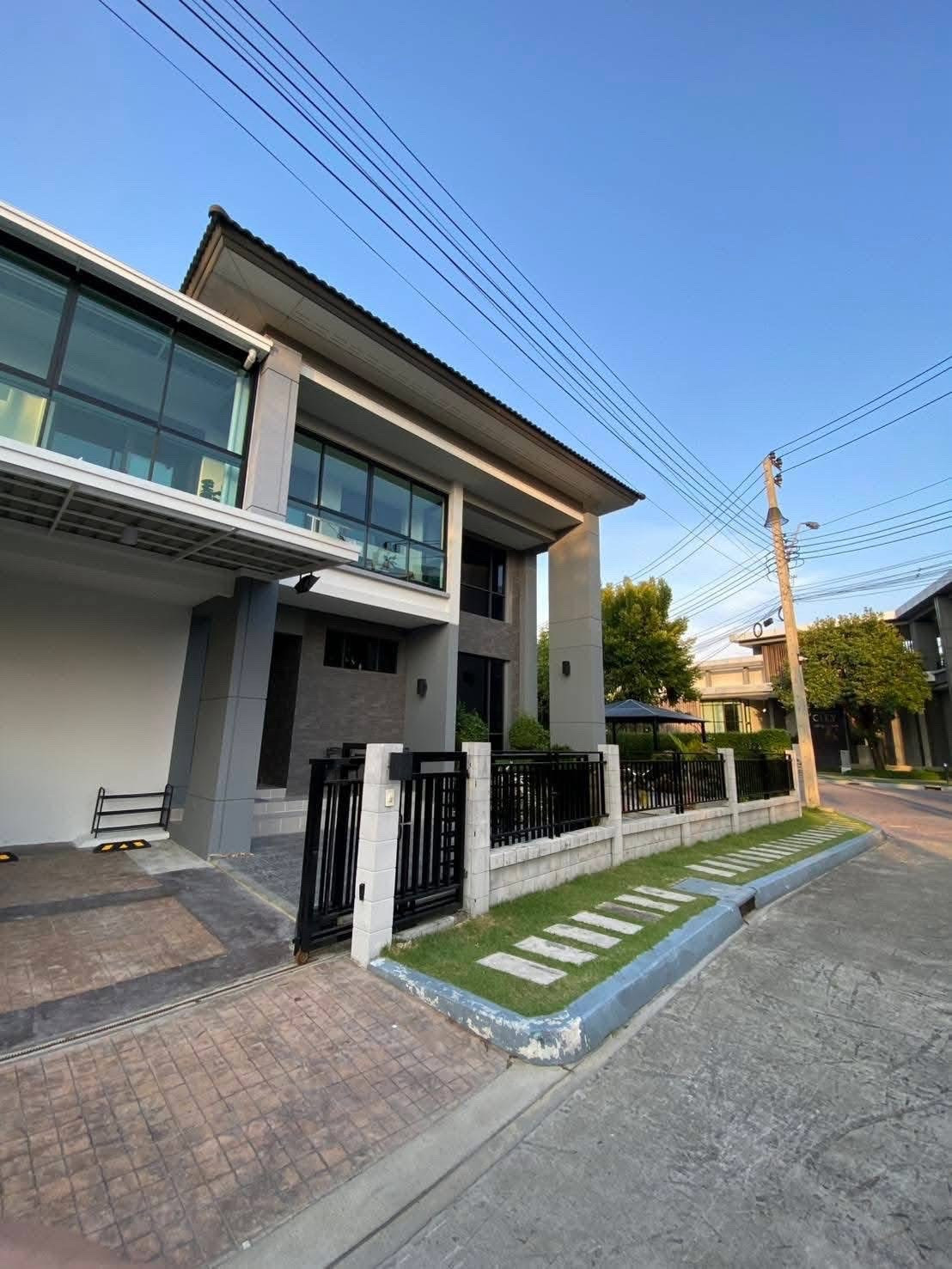 FOR SALE – The City Phatthanakan , Large plot , Beautifully decorated unit. FOR SALE – The City Phatthanakan , Large plot , Beautifully decorated unit.