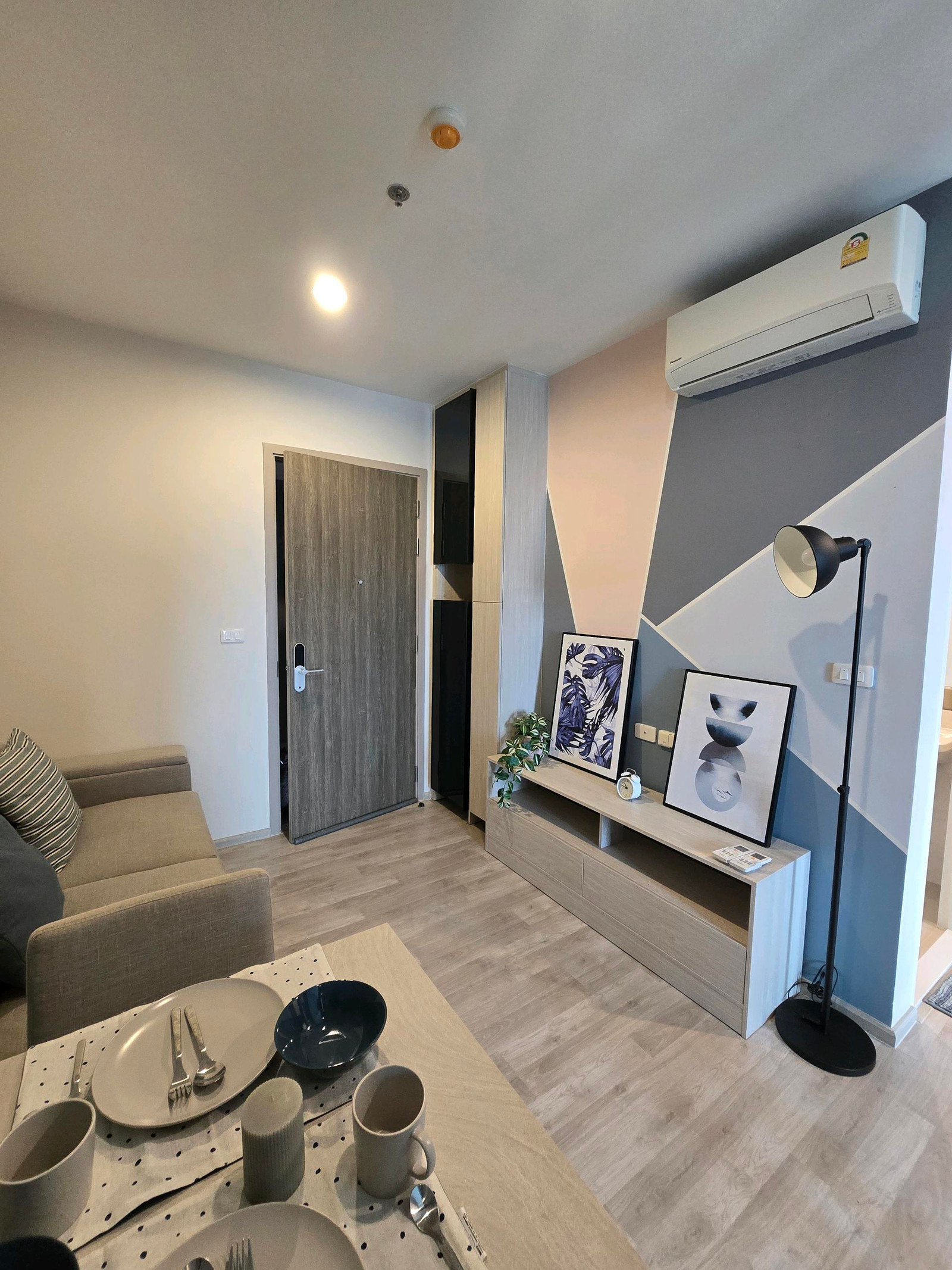 The key is in our hands And we take care of this room ourselves — it's available and ready to move in immediately. The key is in our hands And we take care of this room ourselves — it's available and ready to move in immediately.