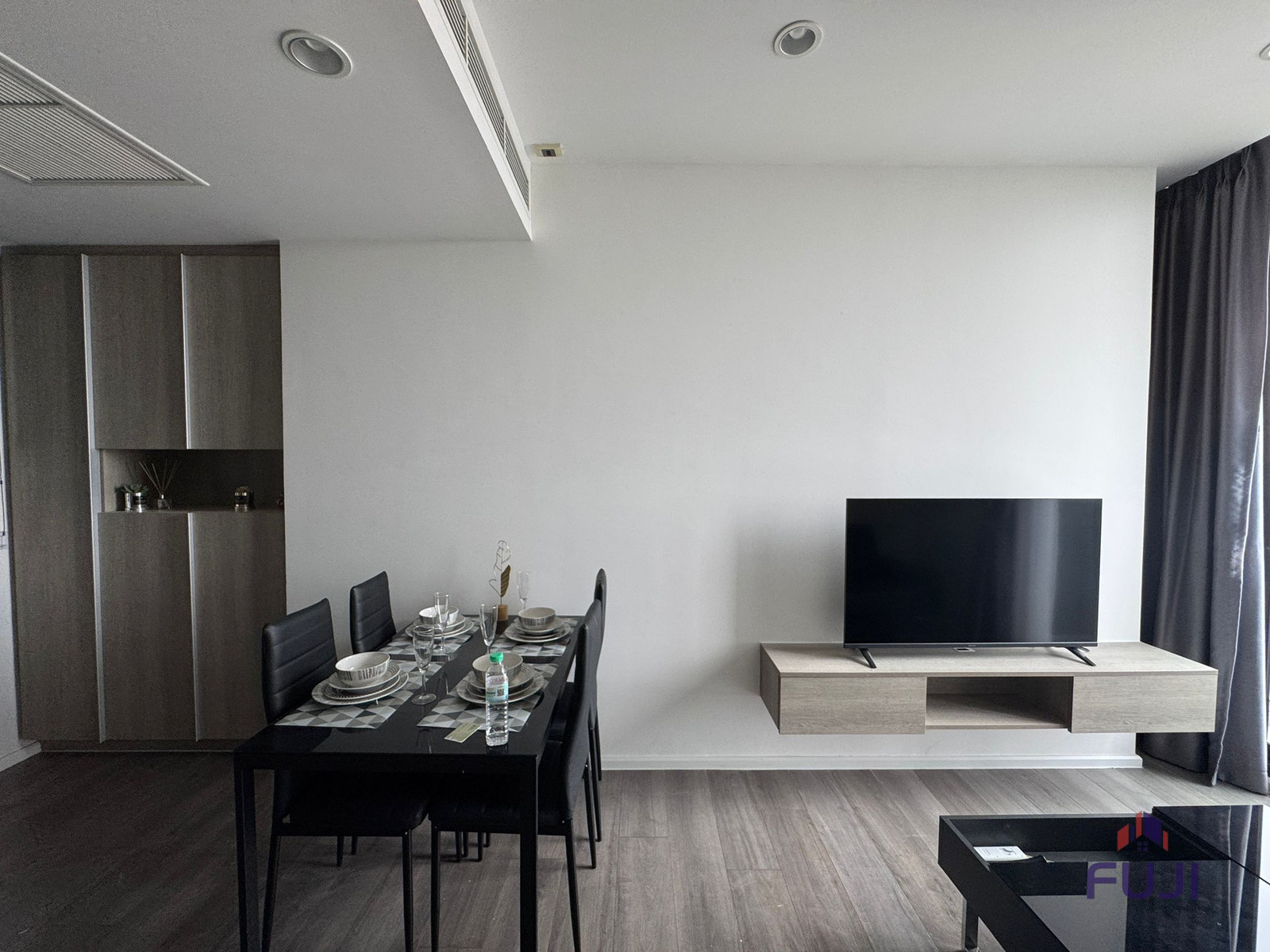 ให้เช่าคอนโด 2 ห้องนอน กว้างขวางที่ Whizdom Essence – รูปที่ 2