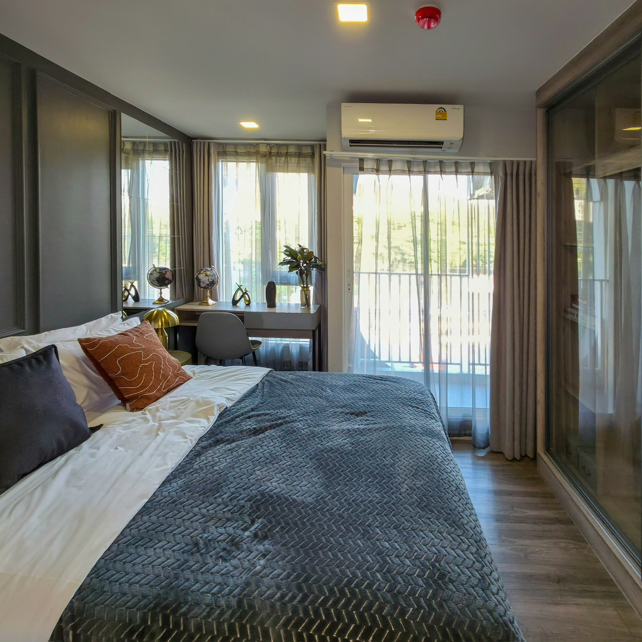 Atmoz Serene Sriracha, a condo in a prime location opposite Kasetsart University, Sriracha, a magnificent central area. The room is fully decorated and ready to move in, starting at 1.59 million baht. Line: @condowsr call 065-5639565