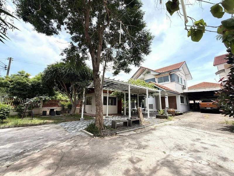 A 1 rai plot of land for sale in Chak Kho, Sriracha, for less than 4 million baht. The house is built on the entire plot.