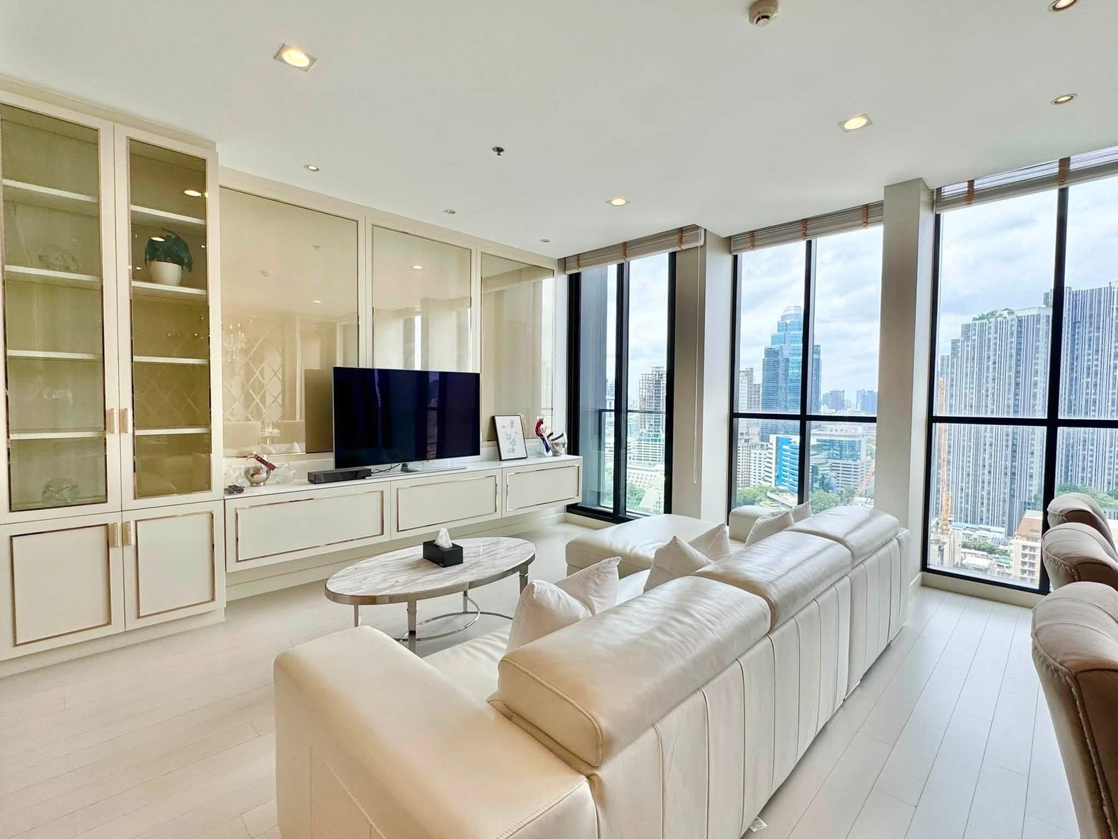 Noble Ploenchit * ห้องนอน 2 ห้องสุดหรู วิวเมืองแบบไม่มีอะไรมาบดบัง! สภาพใหม่เอี่ยม (ไม่เคยให้เช่ามาก่อน!) ชั้นสูง ตกแต่งครบครัน พร้อมลิฟต์ส่วนตัว 2 ตัว ขึ้นลงห้องได้โดยตรง 💸 120,000 บาท/เดือน (ต่อรองได้) – รูปที่ 2