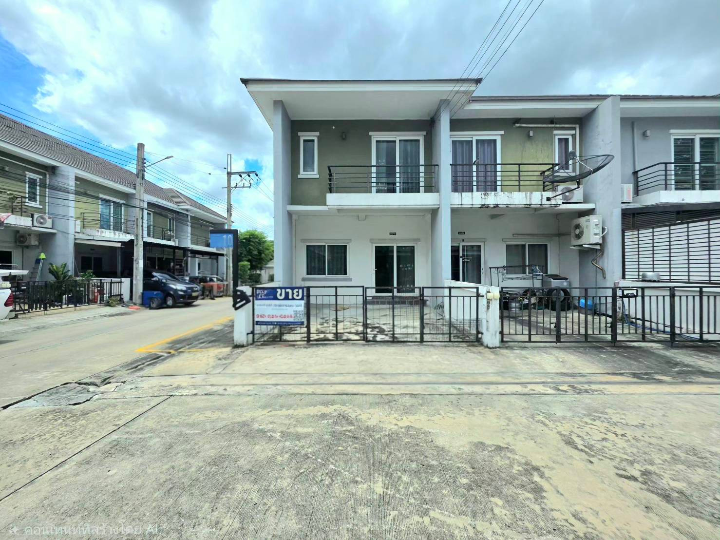 2-story townhome, corner house, Main Road, 1.99 million, Patagonia 5, Ramintra-Safari. (along Khlong Song 18)