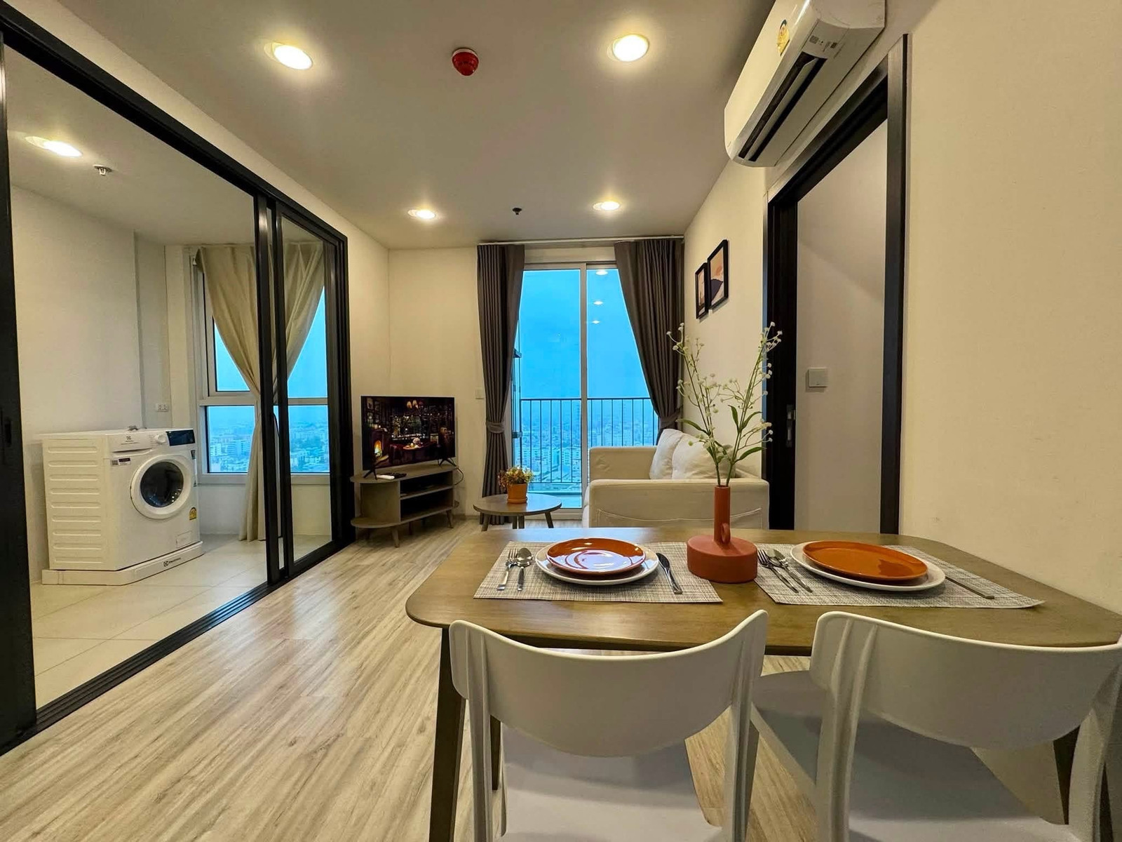For rent 💥XT HUAIKHWANG 2 bedrooms, 2 bathrooms, rent only 32,000/month, ready to move in. If interested, contact Line: @sanhaproperty