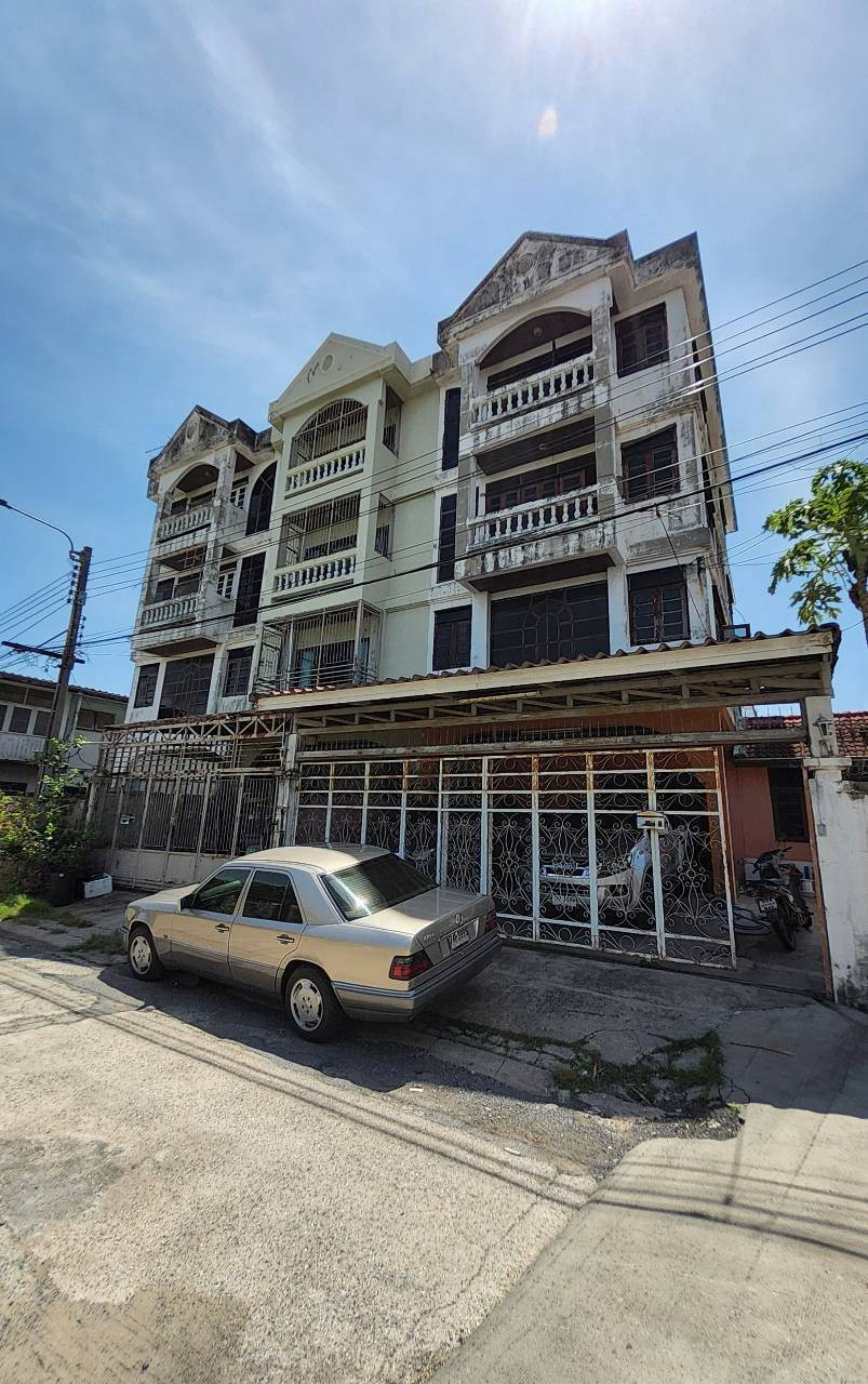 4-story townhouse for sale, Ratchada 32, area 46 square meters, price 8.45 million baht. If interested, contact Khun Pui 089-920-9893. 4-story townhouse for sale, Ratchada 32, area 46 square meters, price 8.45 million baht. If interested, contact Khun Pui 089-920-9893.