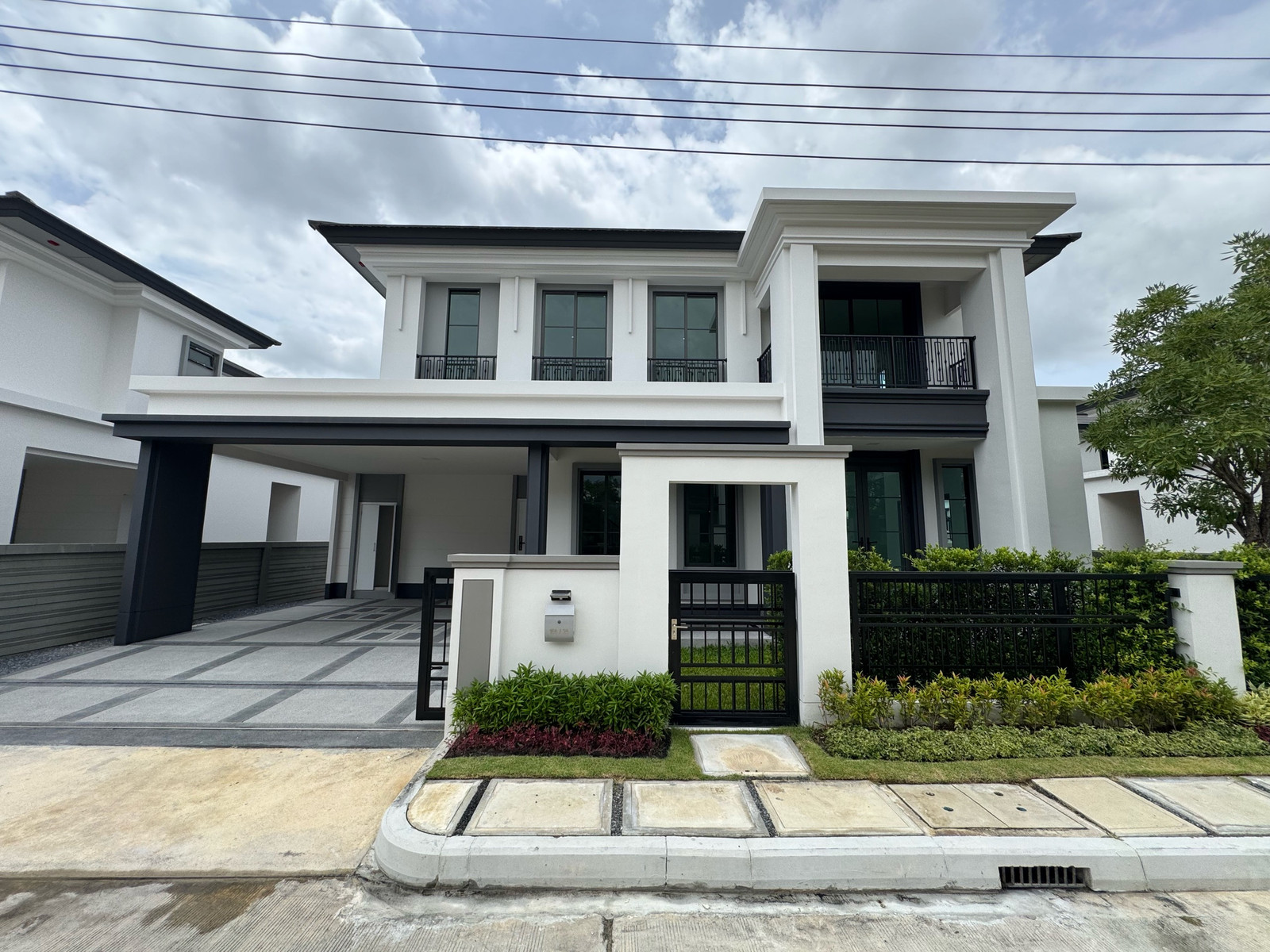 Great value, discount of over 2 million, Setthasiri Ratchapruek, Nakhon In, Victory house style, usable area 252 sq m., price 13.59 million baht, contact 0869017364.