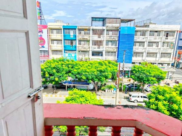 สุขุมวิท77 เฉลิมพระเกียรติ ร. 9 สำนักงานเขตประเวศ 300 ม. อาคารพาณิชย์ 4.5 ชั้น 2 นอน 2 น้ำ16 ตร.ว200 ตร.ม. รร.นานาชาติชาร์เตอร์ 750 ม.