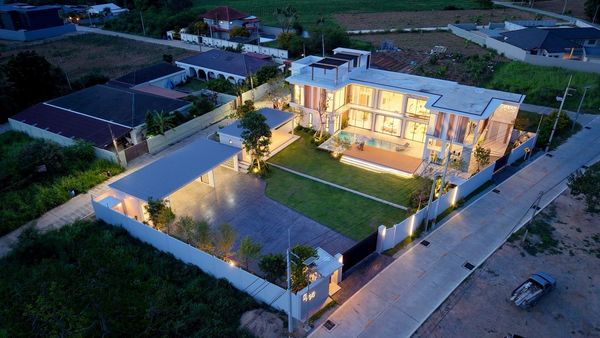 ขายพูลวิลล่าหรูมาบประชัน พัทยา บนที่ดินขนาดใหญ่ พร้อมลิฟต์ส่วนตัว Rooftop และสระว่ายน้ำ เหมาะสำหรับครอบครัวใหญ่