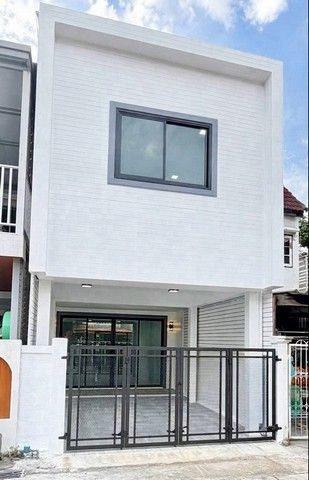 2-story townhouse for sale, Phonthip Village. Soi Bang Sri Muang 37, area 17 square meters, near Nonthaburi Pier.