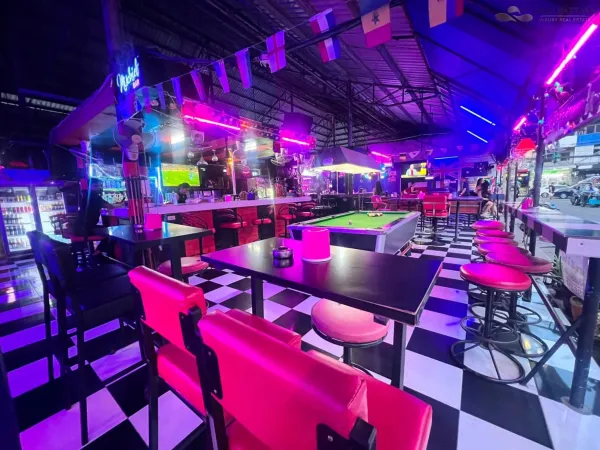 Urgent Takeover! Prime Location Bar on Pattaya Second Road