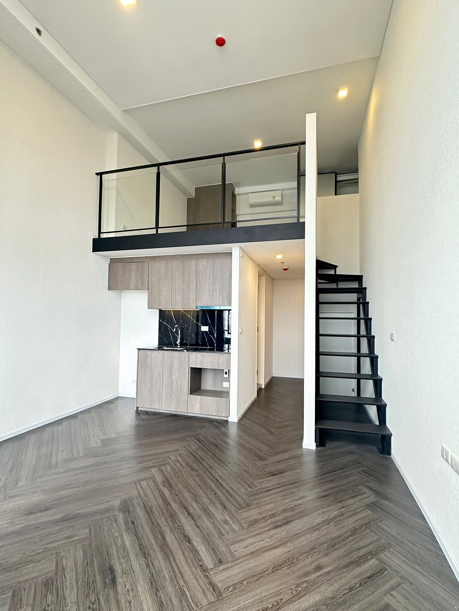 Luxury condo for sale, Ramada Plaza Residence Sukhumvit 48, beautiful room, new condition. Decorated with a classic Herringbone pattern floor, with large mirrors allowing for natural light and Panoramic view of Sukhumvit city Luxury condo for sale, Ramada Plaza Residence Sukhumvit 48, beautiful room, new condition. Decorated with a classic Herringbone pattern floor, with large mirrors allowing for natural light and Panoramic view of Sukhumvit city