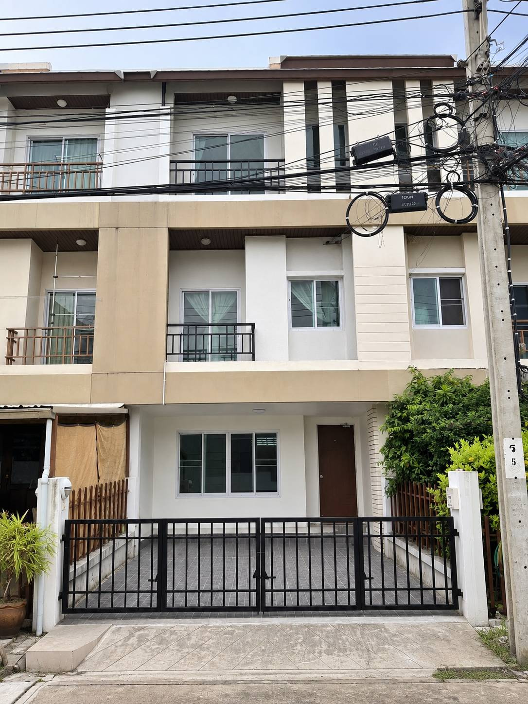 3-story townhome for sale, Urban Thara Village, Wongwaen - Suksawat 70, near the BTS. 3-story townhome for sale, Urban Thara Village, Wongwaen - Suksawat 70, near the BTS.