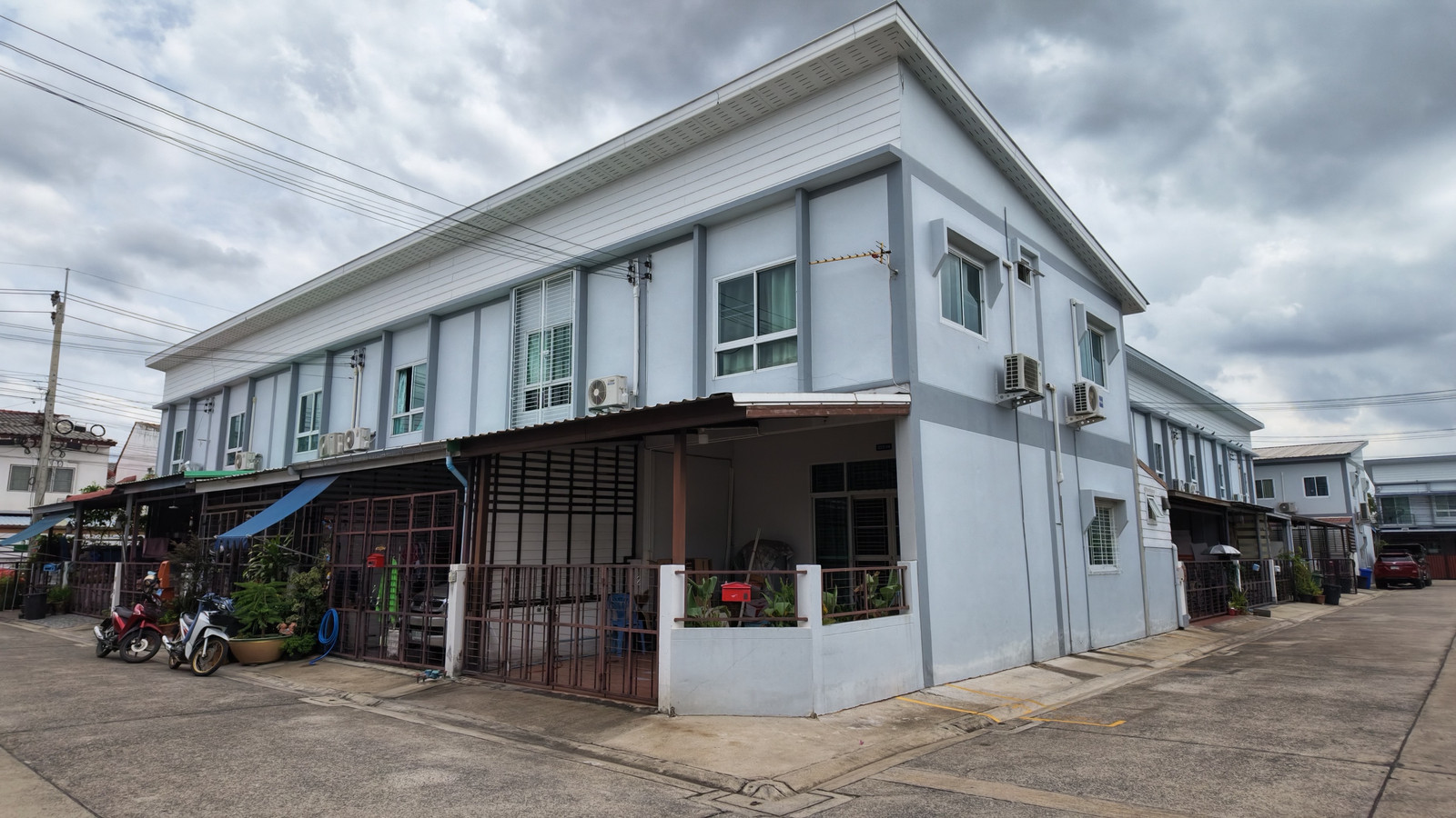 Townhouse for sale, Baan Rom Yen, Chaengwattana, 12 houses, parking for 4 cars.