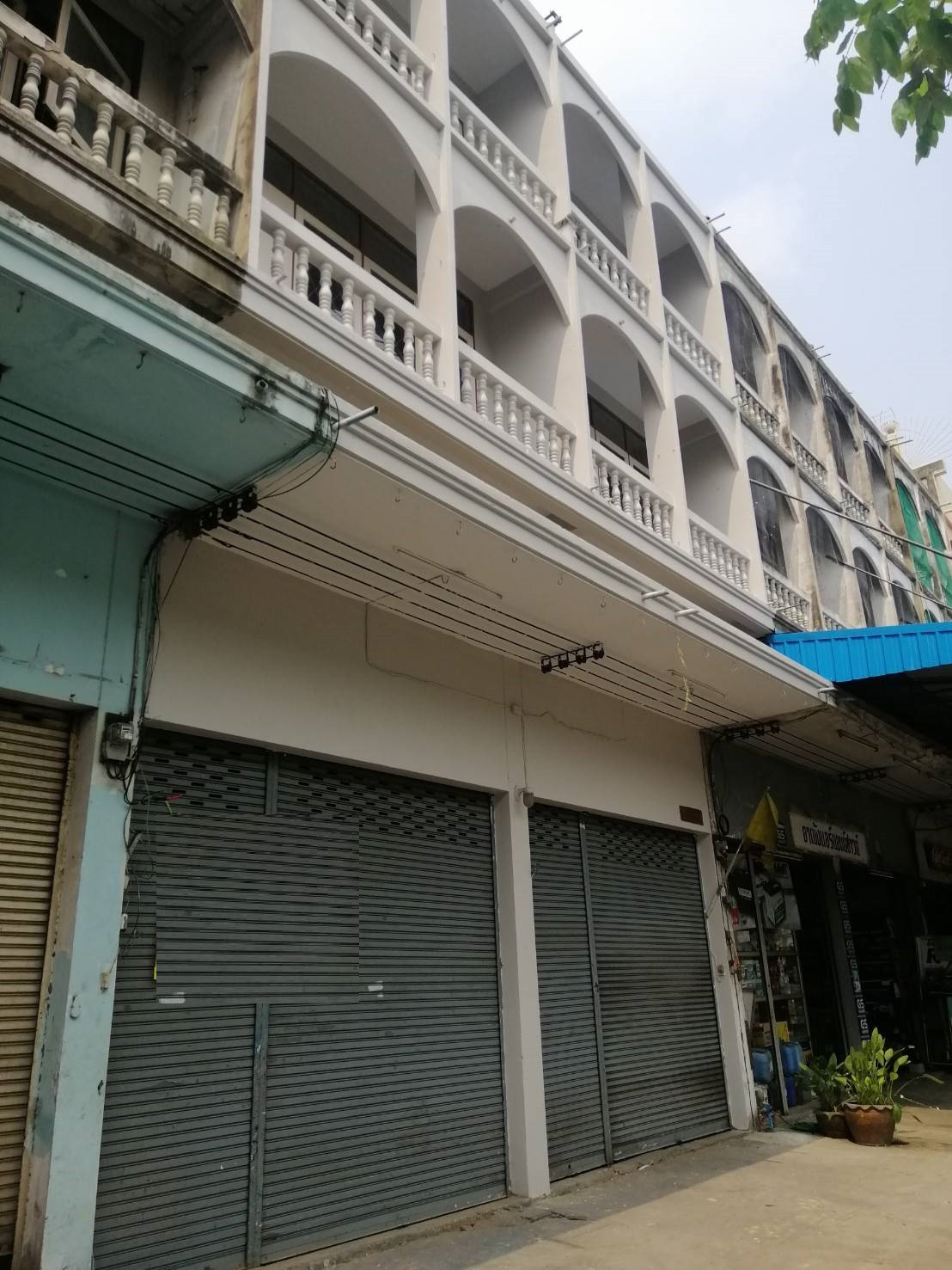 main road, 700 meters from MRT Khlong Bang Phai station. Two adjoining shophouses for rent in Bang Bua Thong, on Kanchanaphisek Road main road, 700 meters from MRT Khlong Bang Phai station. Two adjoining shophouses for rent in Bang Bua Thong, on Kanchanaphisek Road