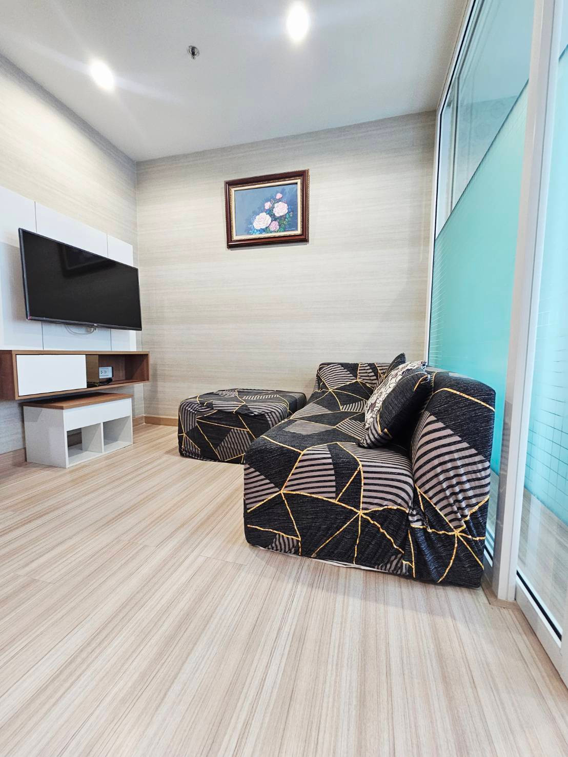 92545 - [Selling cheaper than appraised price!] Condo The Hotel, 34 sq m., brand new renovated. Fully decorated + full electrical appliances Carry your bags and youre ready to move in immediately!