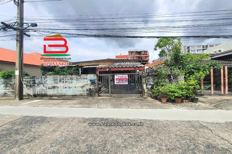 Land with a single-storey detached house, area 54 sq m, Konghiran Village, Soi Ramintra 49, Ramintra Road, Tha Raeng Subdistrict, Bang Khen District.