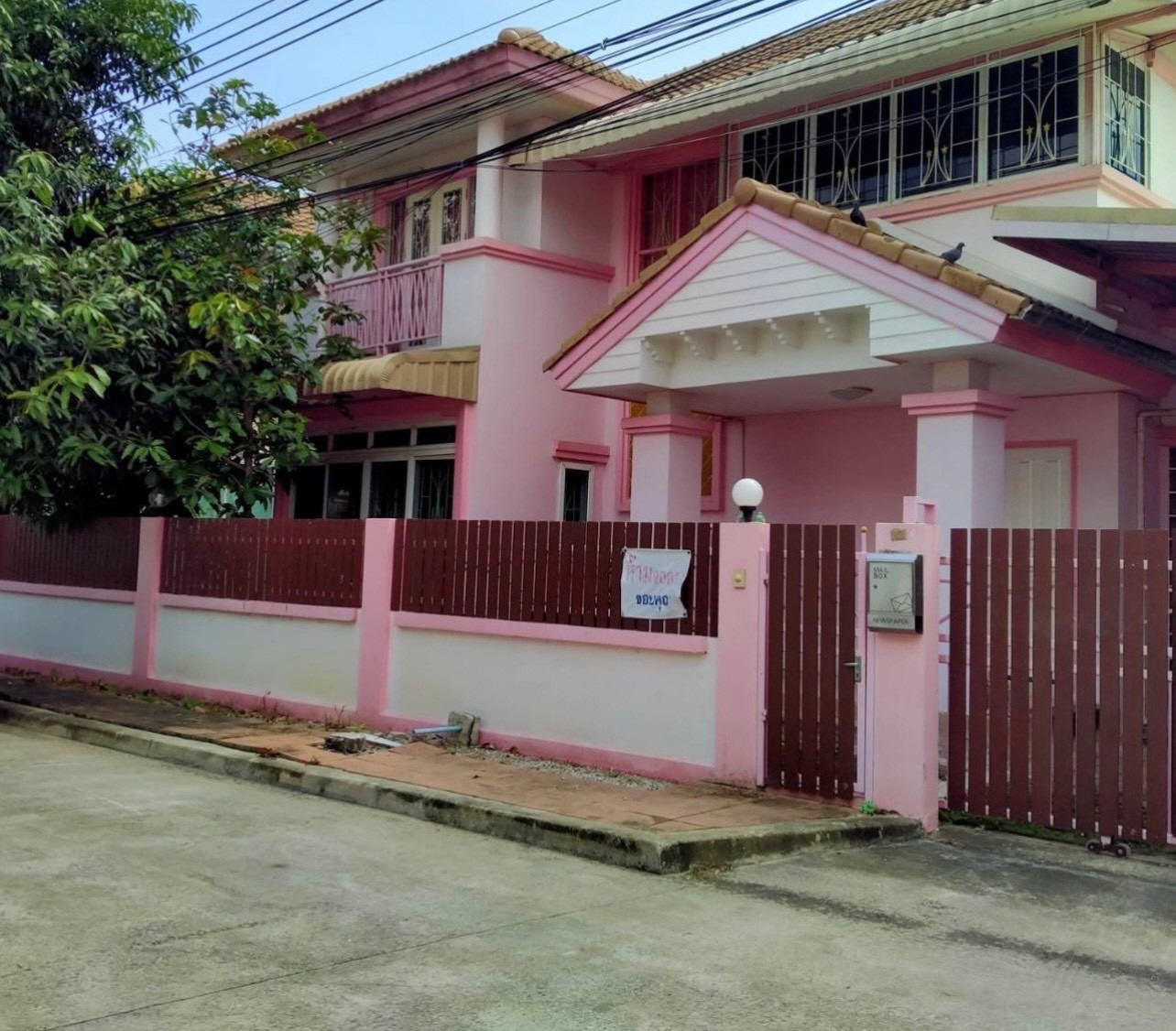 Single house for sale, Kanlapaphruek Regent Village, On Nut-Wongwaen, 59 square wah, lots of parking space. Good location near the food market The is selling it himself. Single house for sale, Kanlapaphruek Regent Village, On Nut-Wongwaen, 59 square wah, lots of parking space. Good location near the food market The is selling it himself.