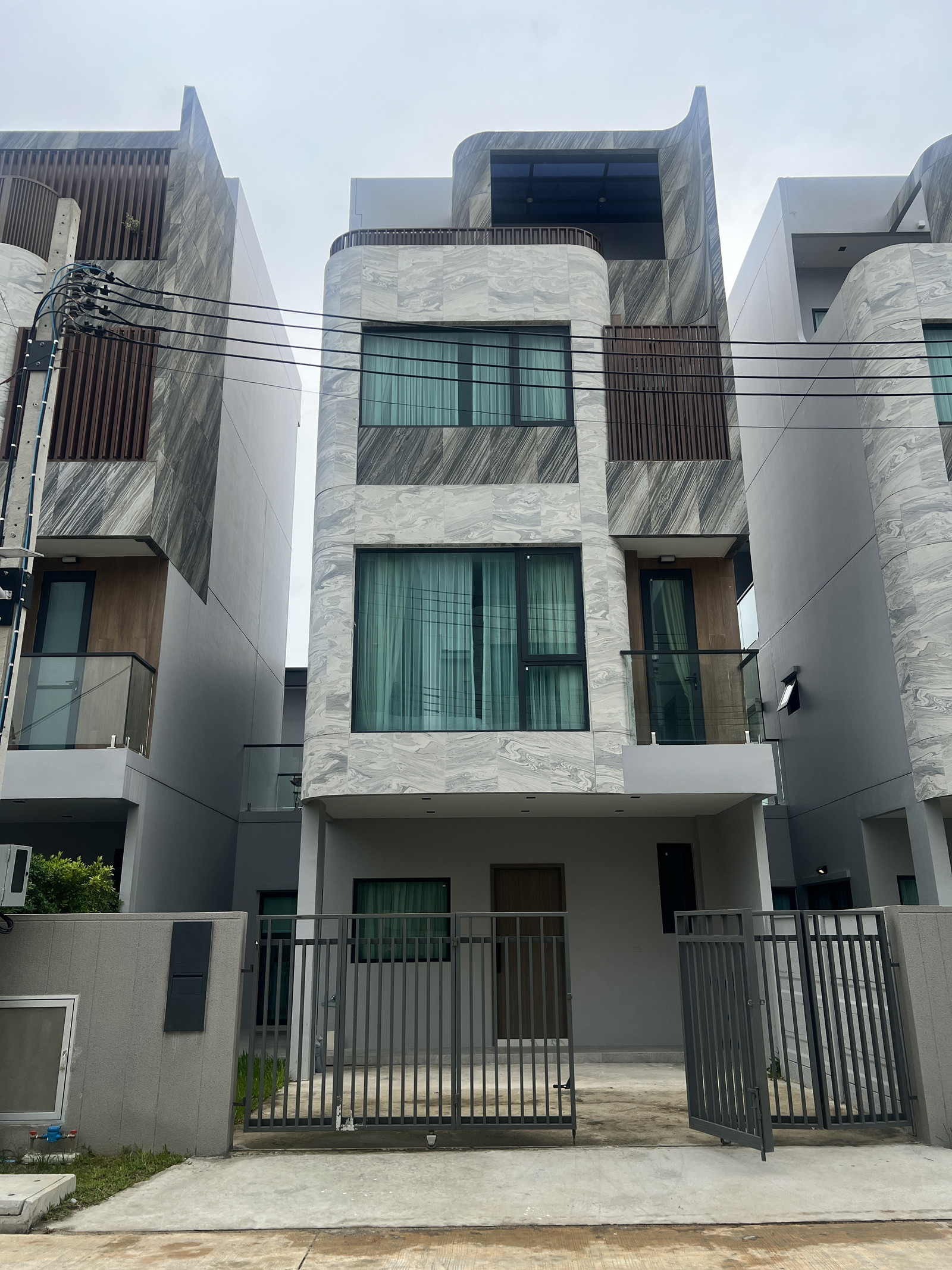 RH090326 For rent, detached house, 3.5 floors, 5 bedrooms, with private elevator at 89 Residence Ratchada-Rama 9, near MRT Cultural Center. RH090326 For rent, detached house, 3.5 floors, 5 bedrooms, with private elevator at 89 Residence Ratchada-Rama 9, near MRT Cultural Center.