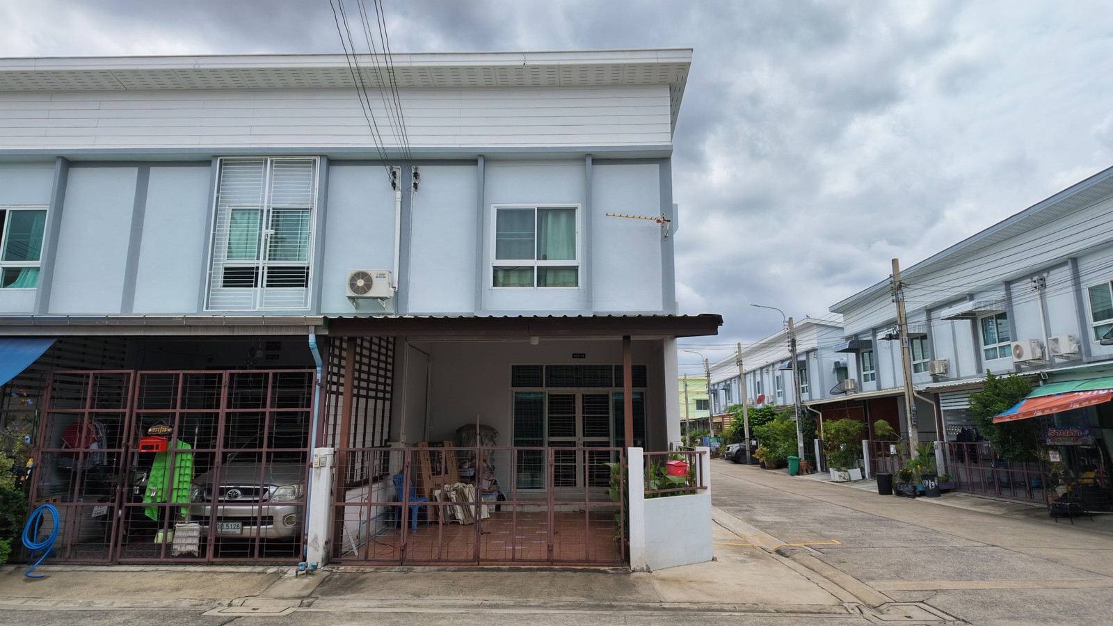 ขายทาวน์เฮ้าส์ บ้านร่มเย็น แจ้งวัฒนะ 12 หลังริม จอดรถได้ 4 คัน  – รูปที่ 2