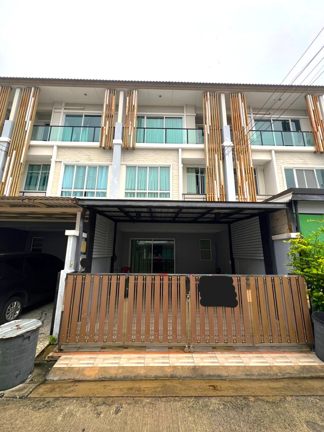townhome, 3 bedrooms, furnished, with kitchen, near BTS Skytrain, ready to move in. 