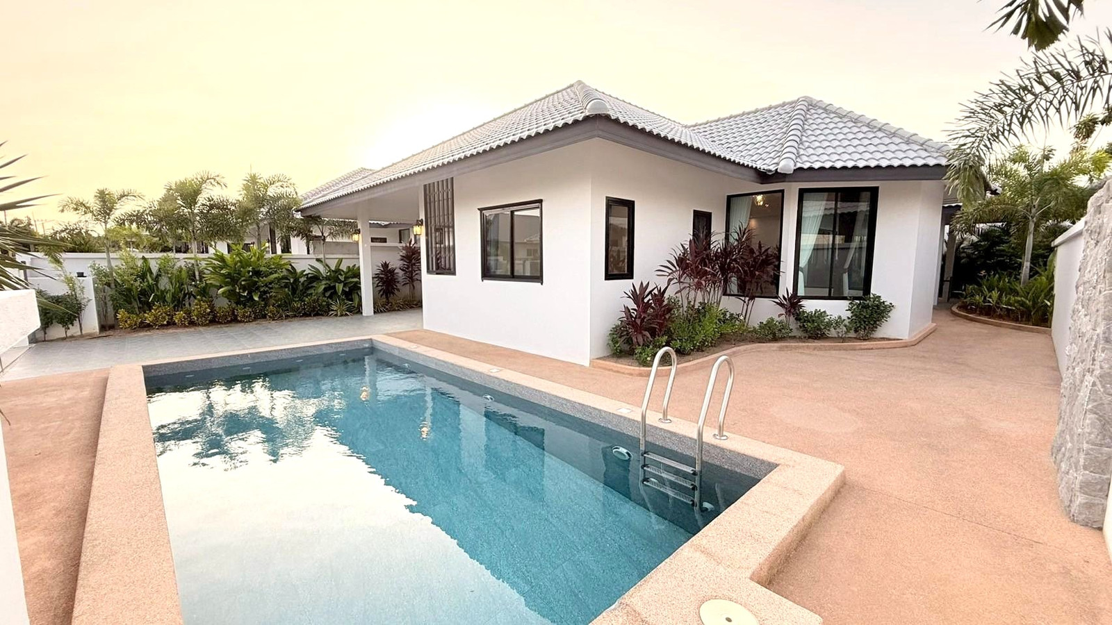 Leasehold a Luxury Pool Villa in Pattaya! Perfect for Investment or Your Own Private Getaway! Leasehold a Luxury Pool Villa in Pattaya! Perfect for Investment or Your Own Private Getaway!