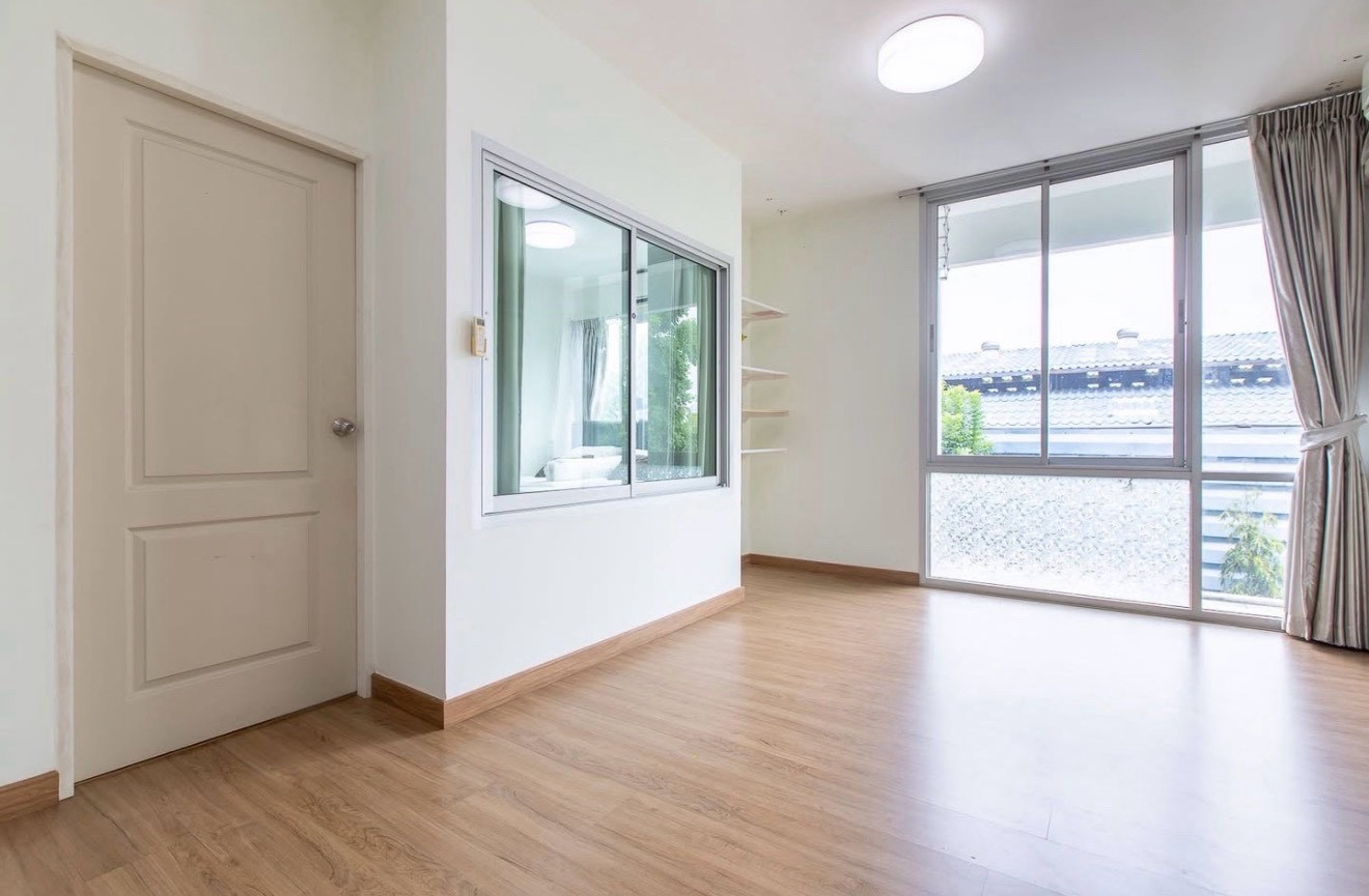 The old  decided to sell. Very brutal price reduction in the Sukhumvit 109 area. Bliz Sukhumvit 109