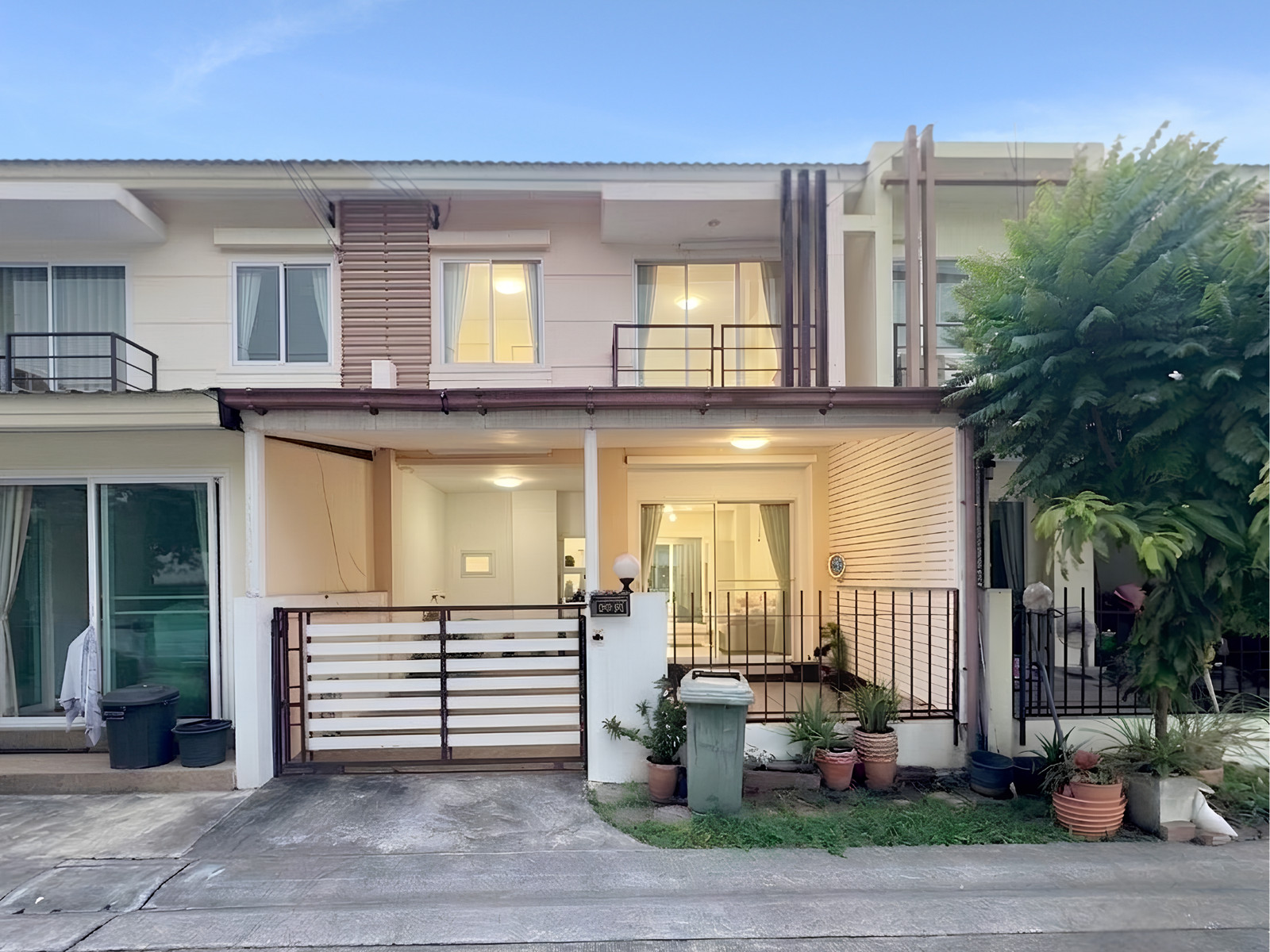 2-story townhouse, Vista Avenue Watcharapol, 3 bedrooms, 2 bathrooms, next to the main road, in front of the house next to a central garden, convenient travel, Ramindra Ring Road. Chalong Rat Expressway (Currently being renovated) 2-story townhouse, Vista Avenue Watcharapol, 3 bedrooms, 2 bathrooms, next to the main road, in front of the house next to a central garden, convenient travel, Ramindra Ring Road. Chalong Rat Expressway (Currently being renovated)