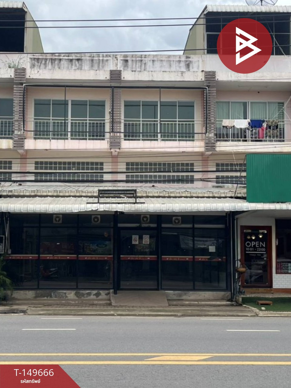 Commercial building for sale, 3 and a half floors, area 45.2 sq m, Phanom Sarakham, Chachoengsao.