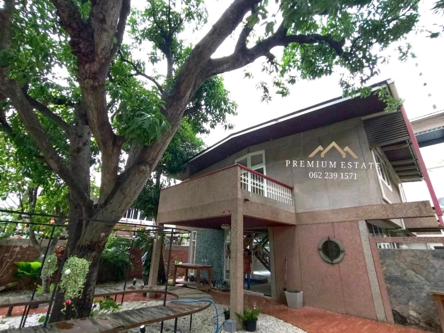 📍Single house for sale Sukhumvit Corner plot next to the road on two sides, Ekkamai Soi 12 (from Donki Thonglor/red light intersection, only 200 meters) 📍Single house for sale Sukhumvit Corner plot next to the road on two sides, Ekkamai Soi 12 (from Donki Thonglor/red light intersection, only 200 meters)