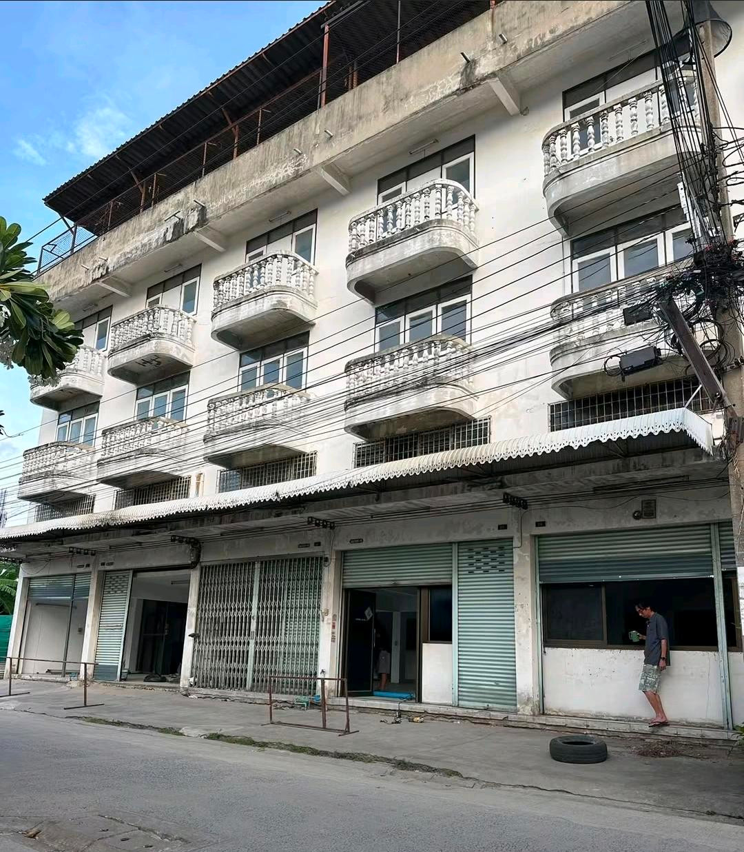 Commercial building for rent, 5 units connected to each other, with parking in front. There is a goods lift. With free space at the back Building usable area is approximately 1,300 sq m., rear area is approximately 180–200 sq m (720–800 sq m). Total build