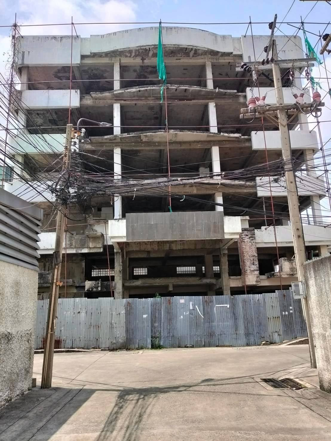 Land for sale with 6-story building (sold as is) 104 sq m, Soi Thonglor 25, near Camillian Hospital.