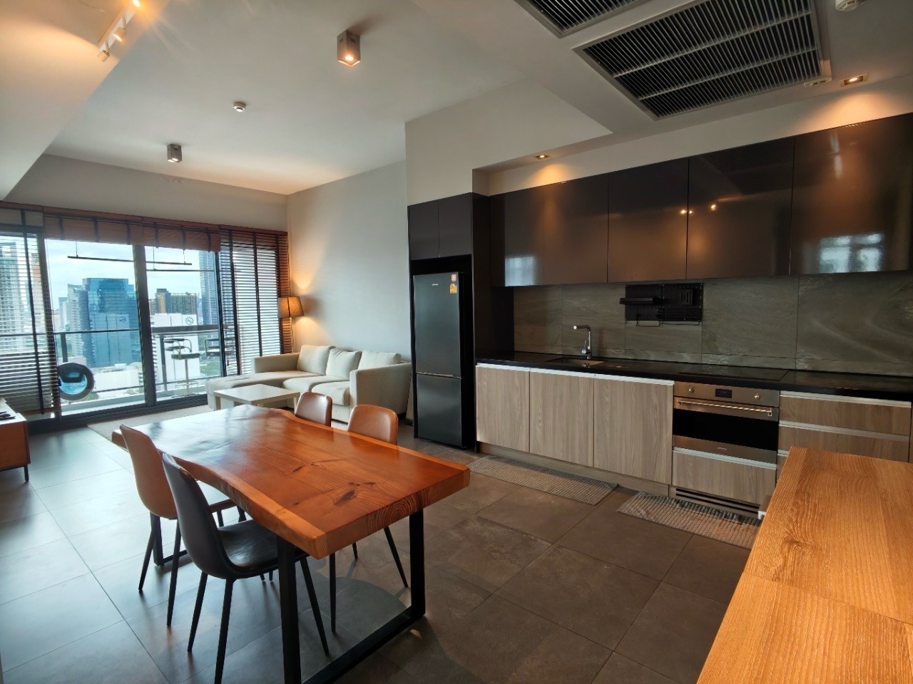 ให้เช่า Lofts Asoke คอนโดหรู ใกล้ mrt พระราม 9