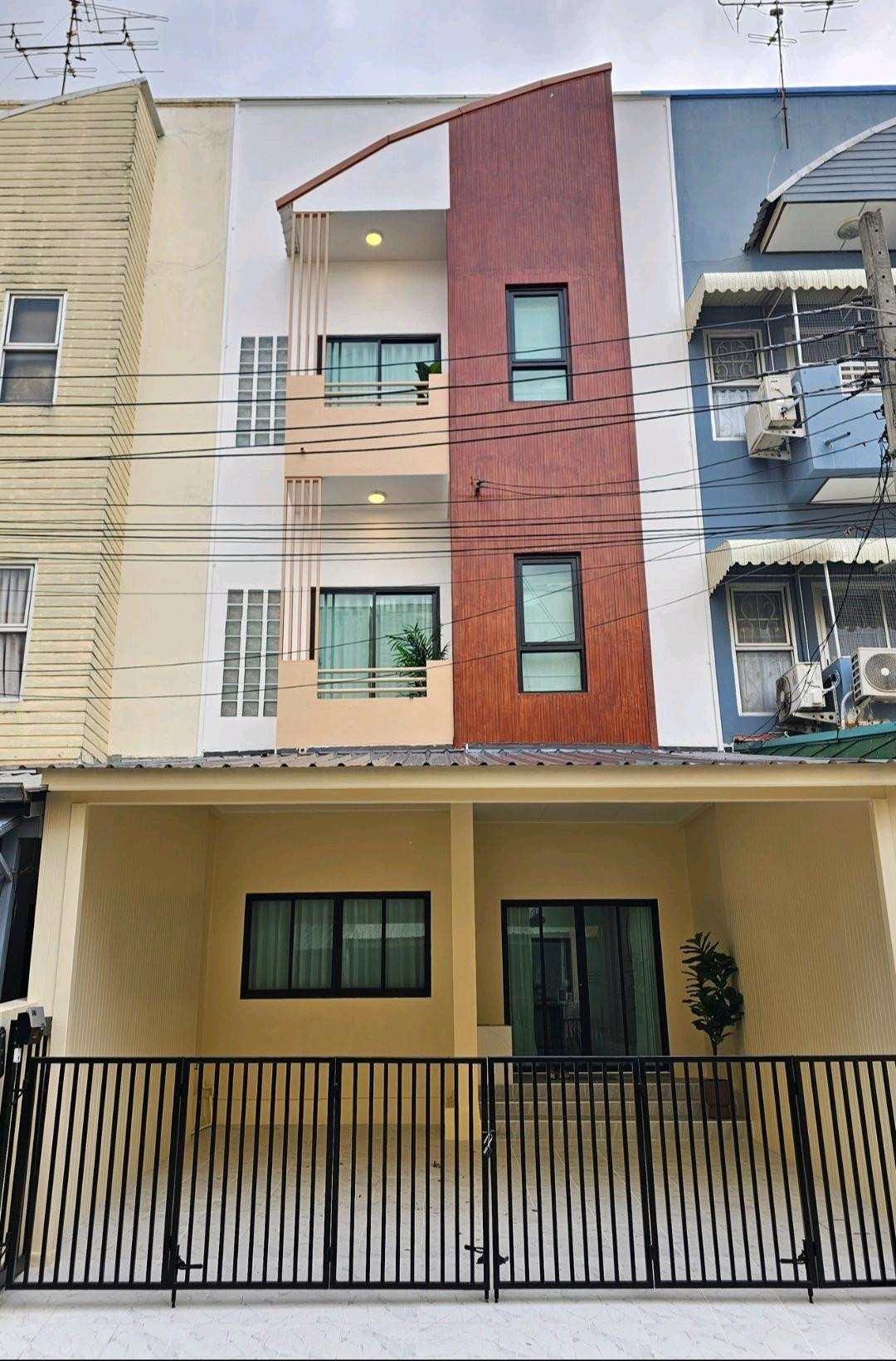 For sale 4.59 million, 3-story townhome, Baan Suan Racha, Krungthep Kreetha 7, newly decorated, beautiful, ready to move in.