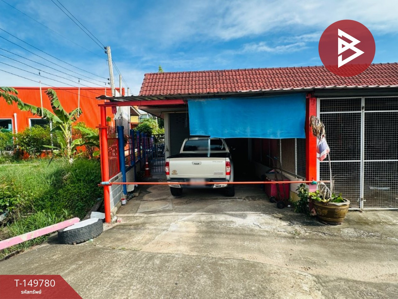Single-storey detached house for sale, area 42.8 square meters, Ban Pho, Chachoengsao, next to the road.